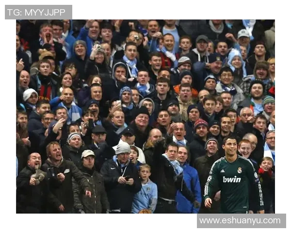 博主在街头偶遇足球明星展开热聊引发粉丝热议与羡慕