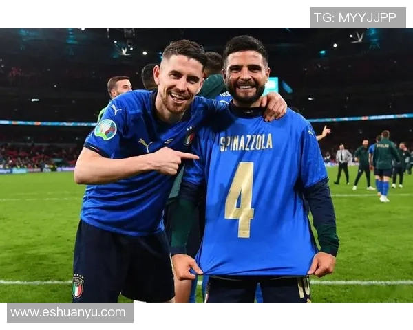 紫灰色的足球明星在绿茵场上的传奇故事与荣耀时刻 紫灰色的足球明星在绿茵场上的传奇故事与荣耀时刻